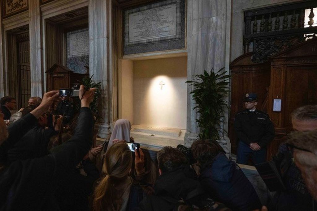 Ljudi čekaju u redu kako bi vidjeli grobnicu pape Franje