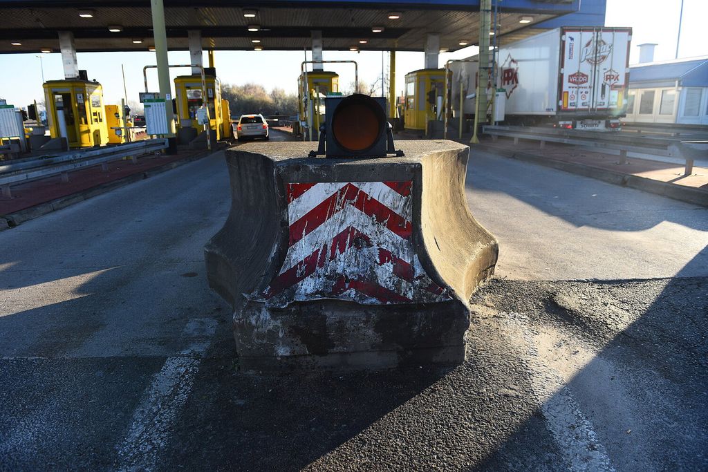 Dvije osobe poginule u Karlovcu - jedna u eksploziji u neboderu na Baniji, druga u prometnoj nesreći na naplatnim kućicama na Baniji - 7