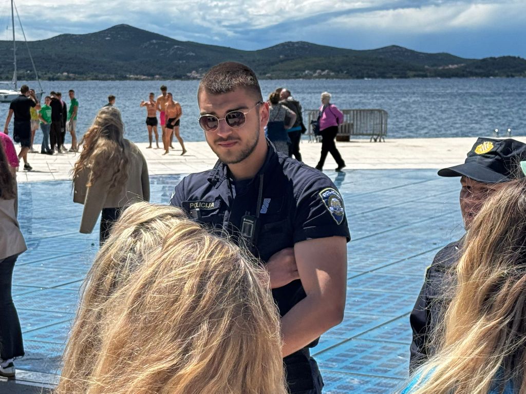 Zadarski policajac potpisao se na majice maturantica - 1