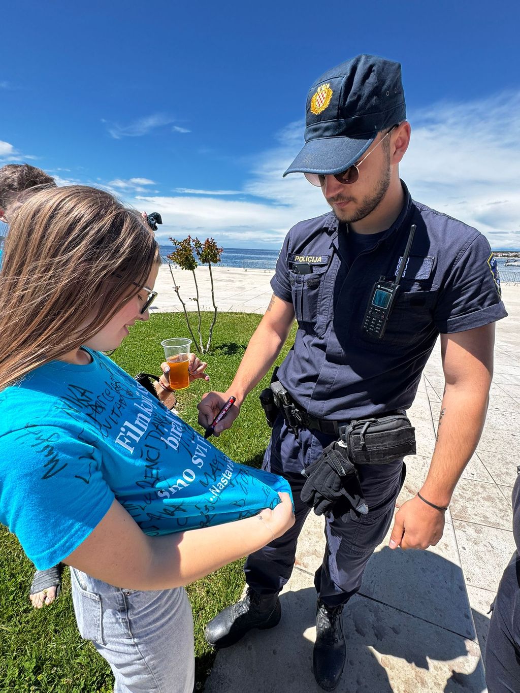 Zadarski policajac potpisao se na majice maturantica - 1