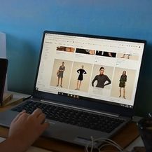 Žena kupuje online