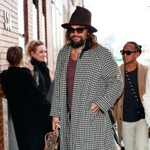 I Jason Momoa nosi friulane, baršunaste papuče