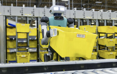 Broj robota u Amazonovim skladištima skoro se izjednačio s brojem ljudi