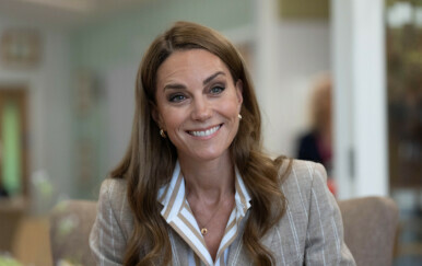 Catherine Middleton u bijelim tenisicama i smeđim hlačama