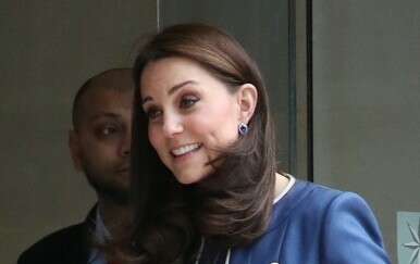 Kako je Kate Middleton prekršila protokol zagrljajem primalje?
