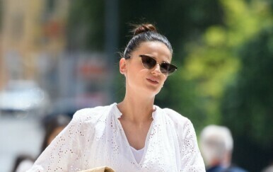 Ulična moda: Street style izdanje iz Šibenika u bijeloj haljini i ravnim sandalama