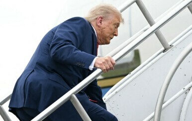 Trump zamalo pao pri ulasku u avion