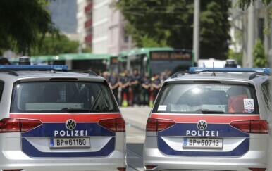 Policijska vozila u blizini masovne pucnjvae u Grazu