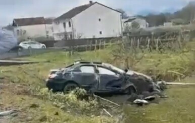 Automobil kojim je bjegunac probio ogradu na granici