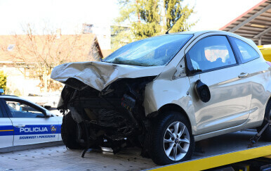 Automobil nakon prometne nesreće u Karlovcu - 4