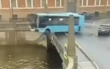 Autobus pada u rijeku Mojku
