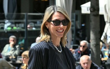 Street style izdanje ljepotice iz Zagreba s neočekivanim najlonkama i predivnim cipelicama
