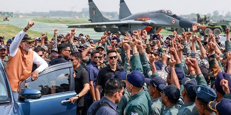 Indijska vojska s premijerom Narendrom Modijem