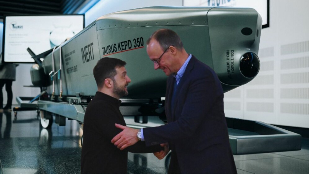 Volodimir Zelenski i Friedrich Merz s projektilom Taurus u pozadini